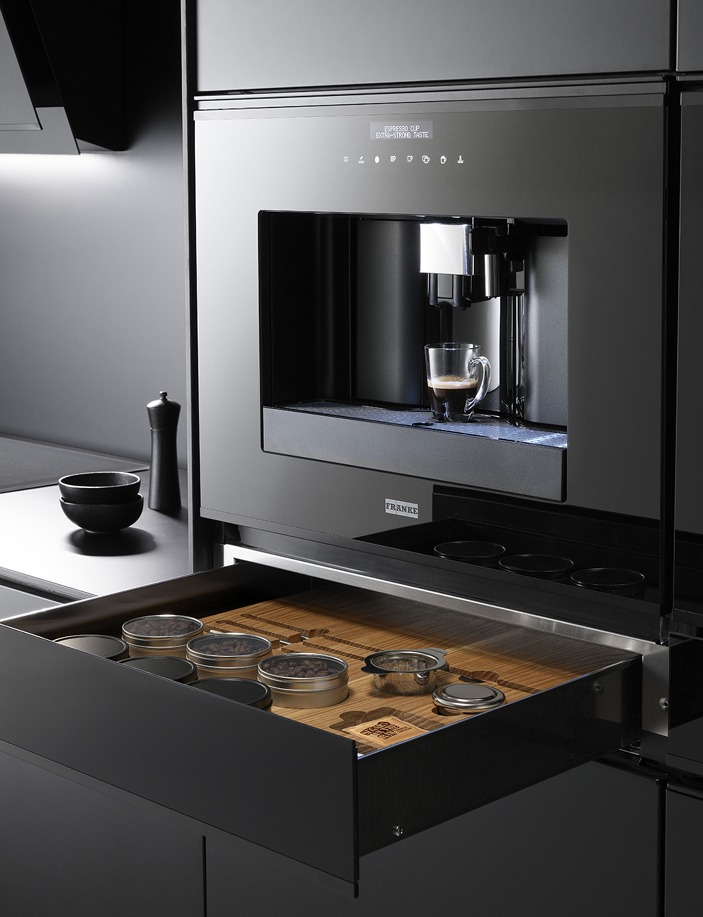 Foto Zwart tot in de details: één stijl voor de hele keuken FotoZwart tot in de details: één stijl voor de hele keuken